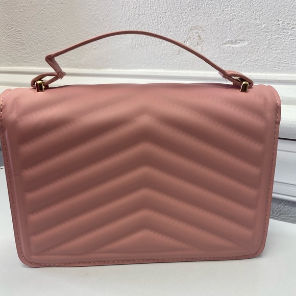Pink Chevron Heart buckle purse - Picture 2 of 5